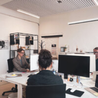 {"identifier":"leica.lux.filters.processed","version":"1.2","data":"eyJpc0ZyYW1lZCI6ZmFsc2UsImNvbmZpZ3VyYXRpb24iOnsibG9va3MiOnsibGVucyI6eyJzdW1taWx1eDI4ZjE0Ijp7fX0sImZvY3VzUG9pbnQiOnsidHJhY2tlZExhbmRtYXJrIjp7ImxhbmRtYXJrIjp7ImNvbmZpZGVuY2UiOjAuNTg3NTQ5ODcsImlkIjoiN0EzNzhDMUEtODExQS00MjExLTlDQ0YtNjREQzBEODJERkFFIiwibGFuZG1hcmtUeXBlIjp7ImZhY2UiOnsibGFuZG1hcmtzIjp7InJpZ2h0UHVwaWxQb2ludCI6WzAuNDY1NzQwNjAyNzU5OTc5MSwwLjE2MTkzNTUwMzUzNjM2OTY1XSwibGVmdFB1cGlsUG9pbnQiOlswLjQ2NTg2NDgxMzA1MTY2NjcsMC4xODAyNTAzMTE5Mzk3NDQyOF19fX0sImJvdW5kaW5nQm94IjpbWzAuNDI3OTAzMDIyNzQwMjc4MywwLjE0NzIzMjE0MzkyNjg4MTI1XSxbMC4wNjU3NDIzMDg3NzI5ODg2MiwwLjA0OTMwNjczMzkwMjAyMjI0XV19fX0sIm9wYWNpdHlUb25lIjoxLCJzaW11bGF0ZWRBcGVydHVyZSI6OCwibHV0QmxlbmRGYWN0b3IiOjEsInRyYWNrZWRMYW5kbWFya3MiOlt7ImxhbmRtYXJrVHlwZSI6eyJmYWNlIjp7ImxhbmRtYXJrcyI6eyJyaWdodFB1cGlsUG9pbnQiOlswLjQ2NTc0MDYwMjc1OTk3OTEsMC4xNjE5MzU1MDM1MzYzNjk2NV0sImxlZnRQdXBpbFBvaW50IjpbMC40NjU4NjQ4MTMwNTE2NjY3LDAuMTgwMjUwMzExOTM5NzQ0MjhdfX19LCJjb25maWRlbmNlIjowLjU4NzU0OTg3LCJib3VuZGluZ0JveCI6W1swLjQyNzkwMzAyMjc0MDI3ODMsMC4xNDcyMzIxNDM5MjY4ODEyNV0sWzAuMDY1NzQyMzA4NzcyOTg4NjIsMC4wNDkzMDY3MzM5MDIwMjIyNF1dLCJpZCI6IjdBMzc4QzFBLTgxMUEtNDIxMS05Q0NGLTY0REMwRDgyREZBRSJ9LHsibGFuZG1hcmtUeXBlIjp7ImZhY2UiOnt9fSwiY29uZmlkZW5jZSI6MC43NjE5NDkwNiwiYm91bmRpbmdCb3giOltbMC40MTk5ODc0MjQ1Nzg5NTk5MywwLjY2NDk1NjEyNTE3OTU4NTZdLFswLjA2MTk3MzI2MTY0NjM5OTE2LDAuMDQ2NDc5OTQ1NjU4NTEwMTQ0XV0sImlkIjoiRjYwODk3RTUtRUQxRS00Q0JBLThCNTQtOTRERkRENkRDRTA5In1dLCJncmFpbiI6eyJ1c2VyQmxlbmRGYWN0b3IiOjAsInNlZWQiOjgyfSwibHV0Ijp7Im5hdHVyYWwiOnt9fX19LCJjYXB0dXJlQ29uZmlndXJhdGlvbiI6eyJmcm9udENhbWVyYU1pcnJvcmluZ0VuYWJsZWQiOmZhbHNlLCJsZW5zUG9zaXRpb24iOnsiYmFjayI6e319fX0="}